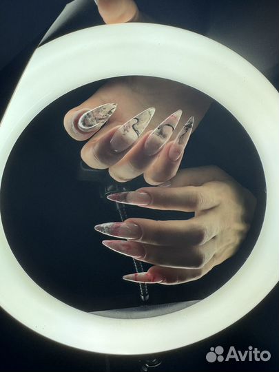 Модель на маникюр