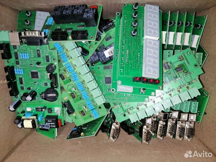 Коробка с платами от радиоэлектроники