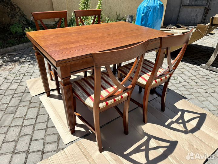 Стол со стульями 