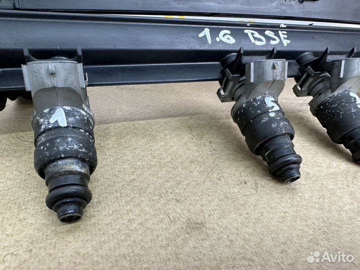 Топливная рампа с форсунками 1.6 BSE Audi A3 2005