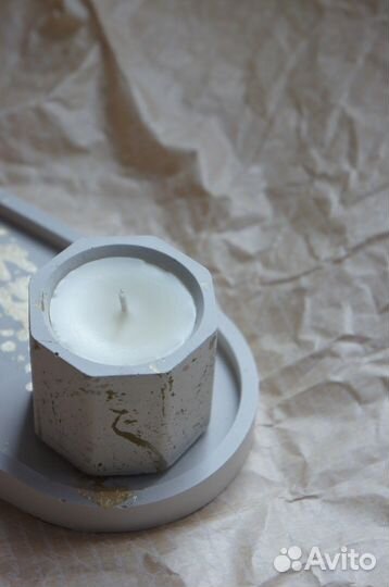 Свеча в гипсовом или бетонном подсвечнике