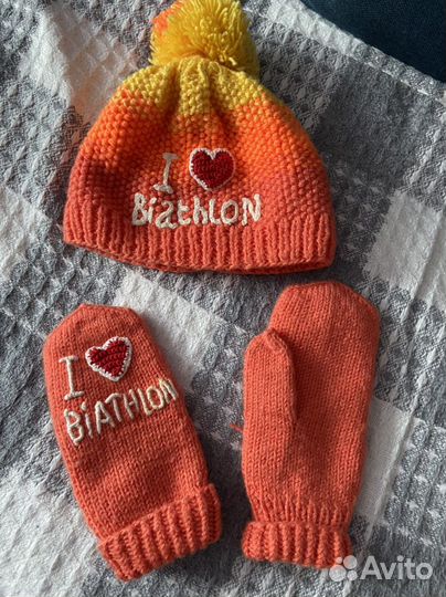 Шапка и варежки вязаные