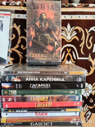 DVD диски и видео кассеты