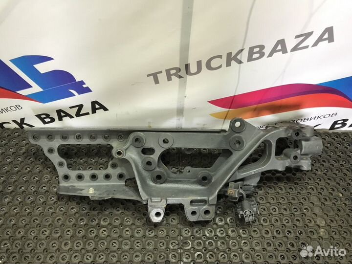 Кронштейн переднего бампера правый