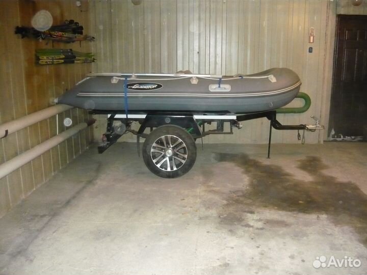 Продам моторную лодку с прицепом