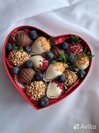 Клубника в шоколаде сердце с цветами