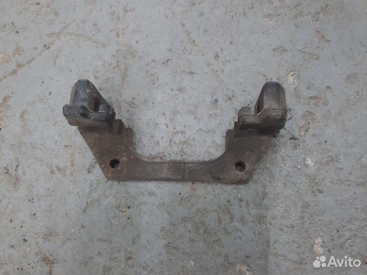 Скоба заднего суппорта Мазда 3 вк
