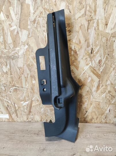 Направляющая шторки багажника Ford Kuga 1