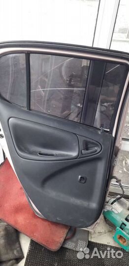 Дверь боковая левая toyota Vitz scp 10