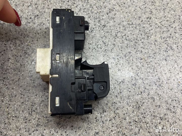 Кнопка стеклоподъемника задняя правая 83071AL080