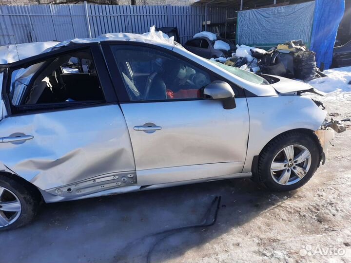 Передняя правая четверть Рено Сценик 3