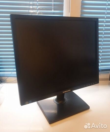 ЖК монитор 19