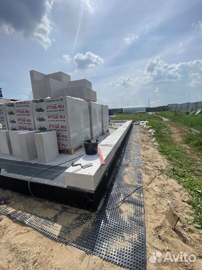 Строительная бригада, кладка блоков