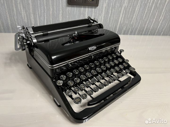 Пишущая (печатная) машинка Royal Quiet De Luxe