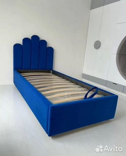 Кровать с мягким изголовьем