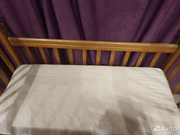 Кроватка детская с маятником и ящиком