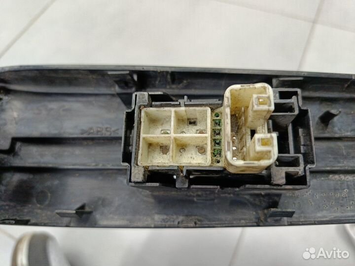 Кнопка стеклоподъемника задней правой двери Toyota Camry XV50 2011-2017
