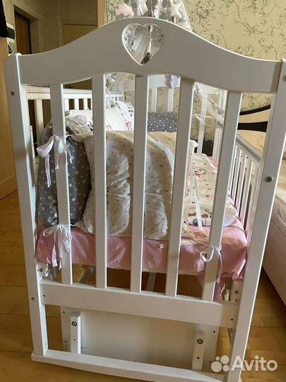 Детская кроватка с маятником и матрасом