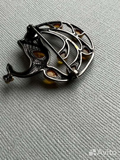 Брошь серебро Павлин с янтарём