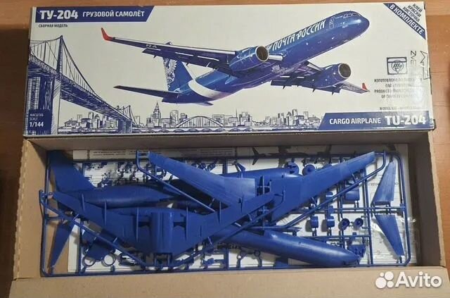 Сборная модель самолёта Ту-204