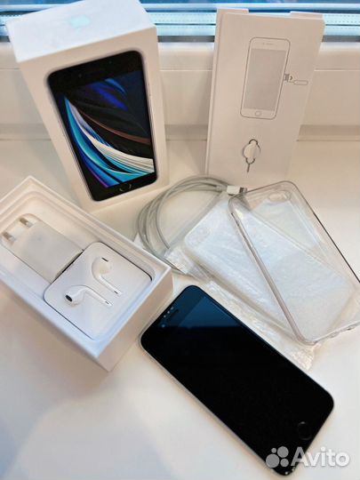 Телефон iPhone SE 2020 64 гб