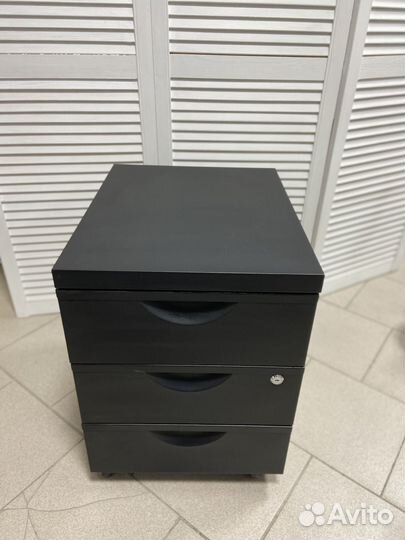 Тумба выкатная стальная с замком