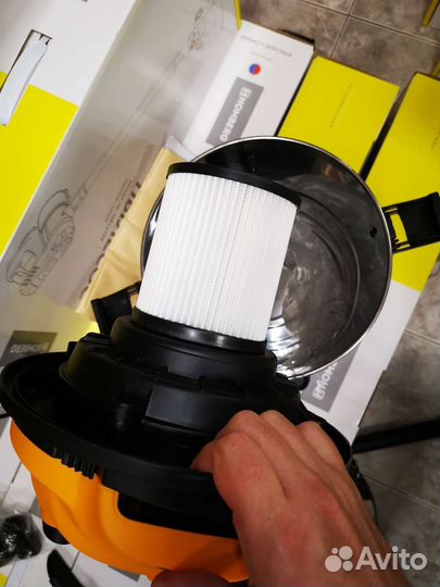 Промышленный пылесос для влажной и сухой уборки