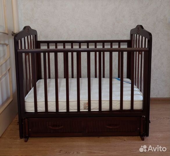 Детская кроватка с маятником