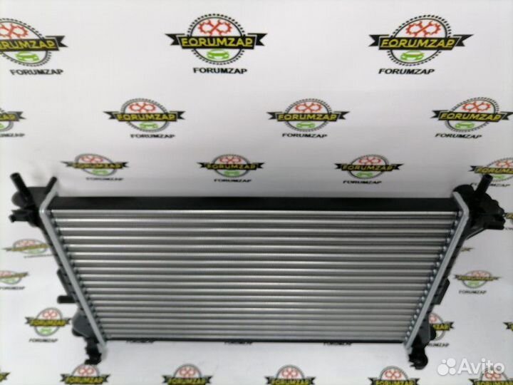Радиатор охлаждения двигателя Ford Focus 1998-2004