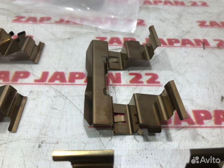 Зажим тормозных колодок передний Mitsubishi L200