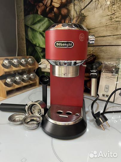 Кофеварка рожковая De'Longhi Dedica EC 685