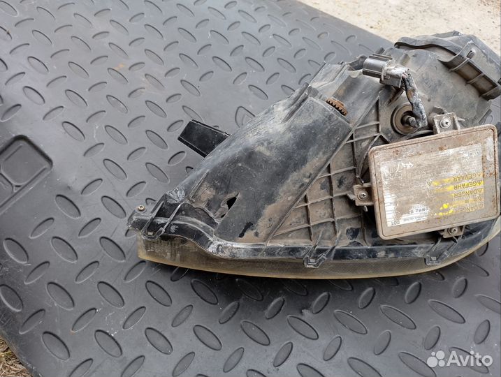 Фара передняя правая на Honda Stream RN1