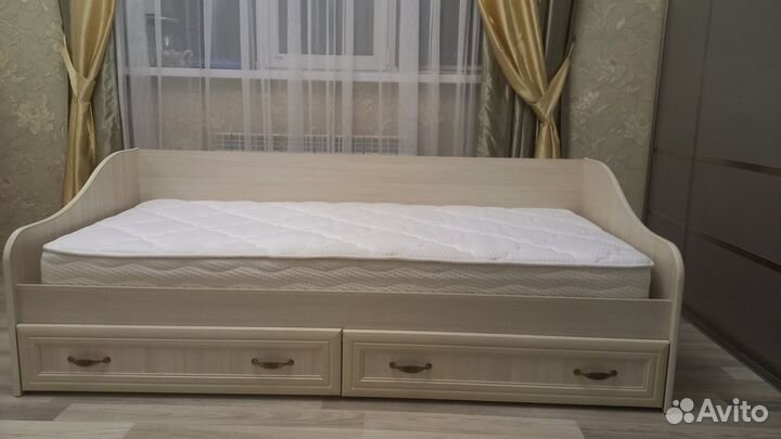 Продам кровать с матрасом