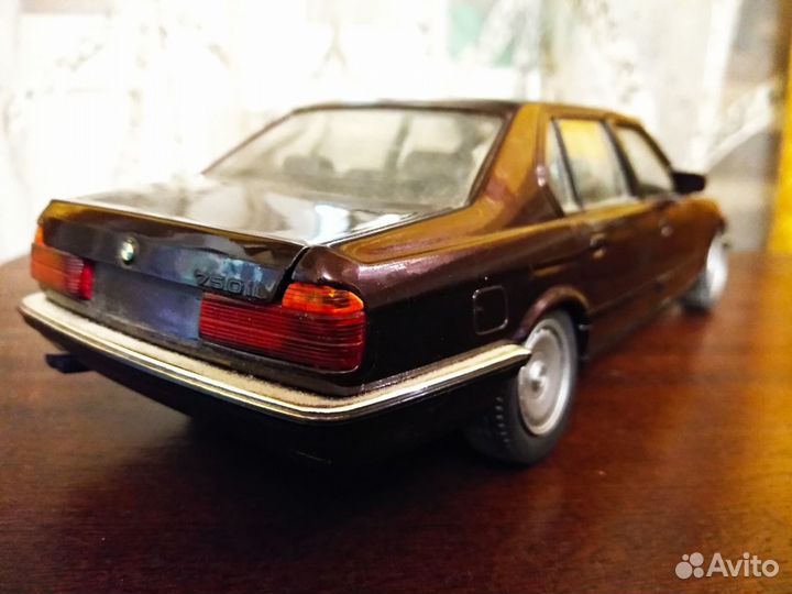 BMW E32 1:24 Германия