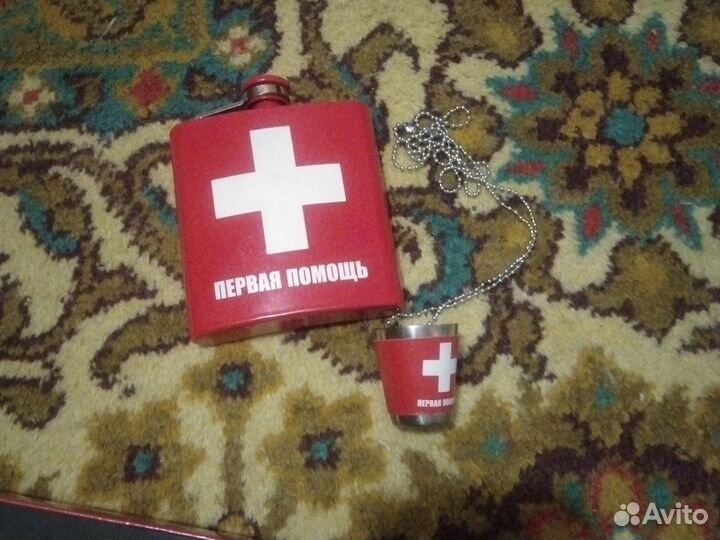 Фляжка для алкоголя и рюмка на цепочке