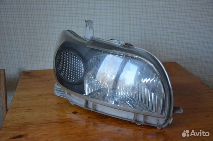 Передняя фара ксенон на Toyota Porte, I поколение