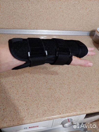 Ортез на запястье левой руки