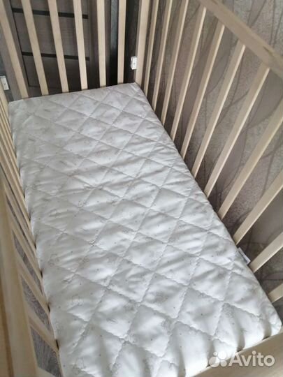 Детская кроватка с маятником