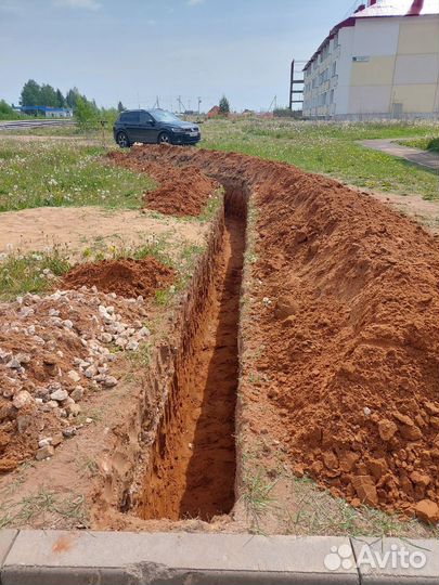 Землекопы. Копка траншeй в ручную. Земляные работы