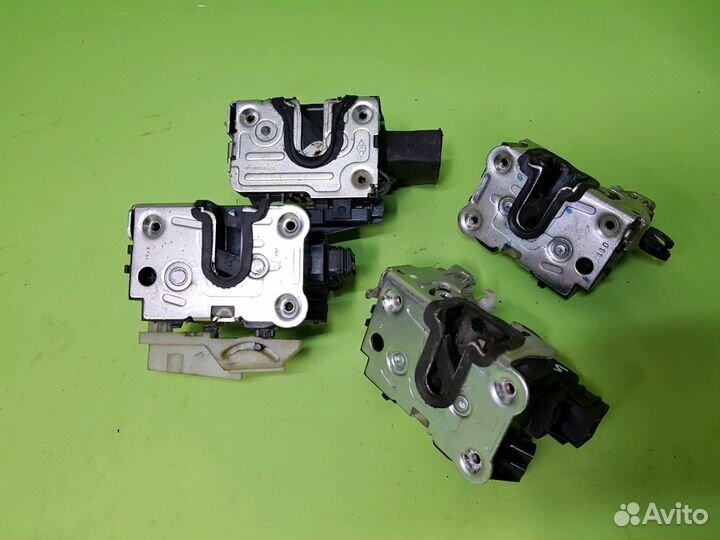 Замок двери на Рено Дастер