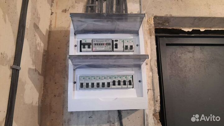 Стяжка цементная. Штукатурка гипсовая. Электрик