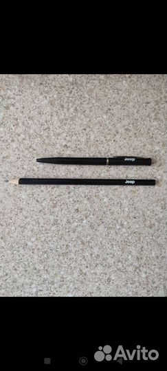 Шариковая ручка и карандаш