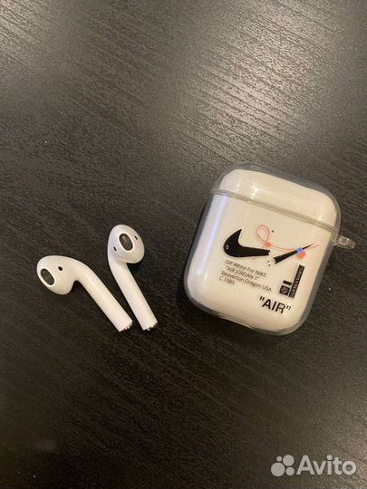 AirPods 2 с беспроводной зарядкой
