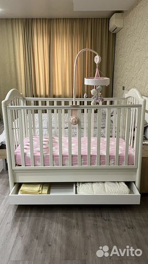Детская кроватка с продольным маятником