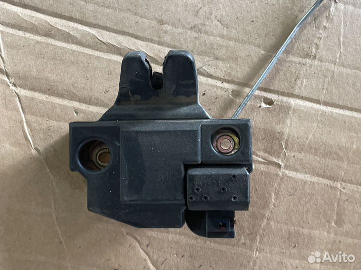 Замок багажника Toyota Corolla E15 2006-2013