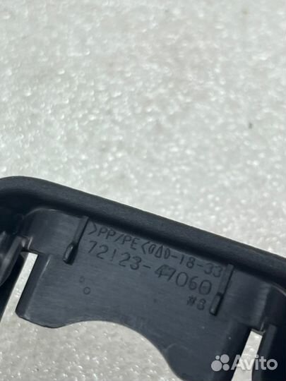 Накладка салазки сиденья передняя левая Toyota