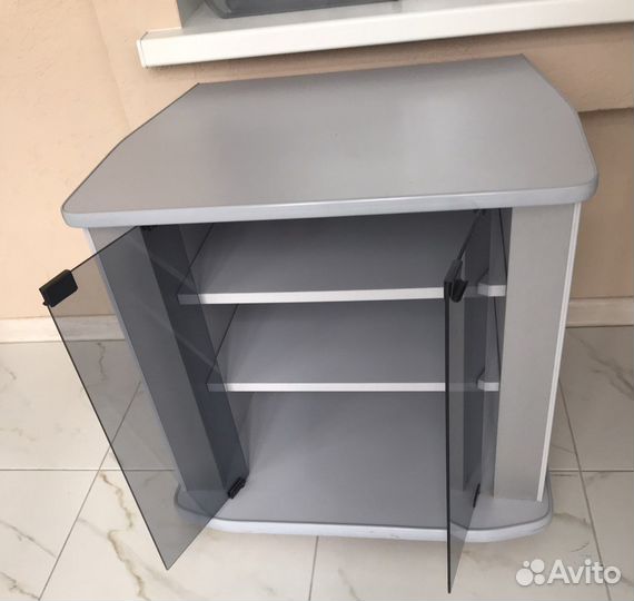 Тумба со стеклянными дверцами. полка