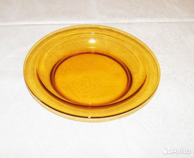 Столовая посуда из светлорыжего стекла