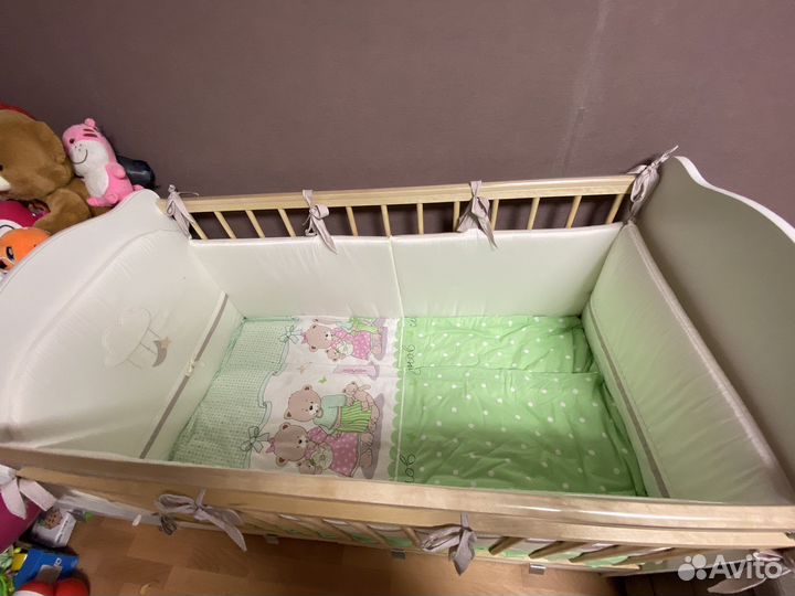 Детская кроватка с маятником и ящиком
