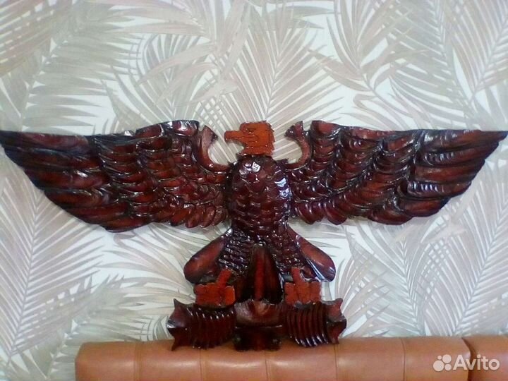 Орел резной ручной работы из кедра